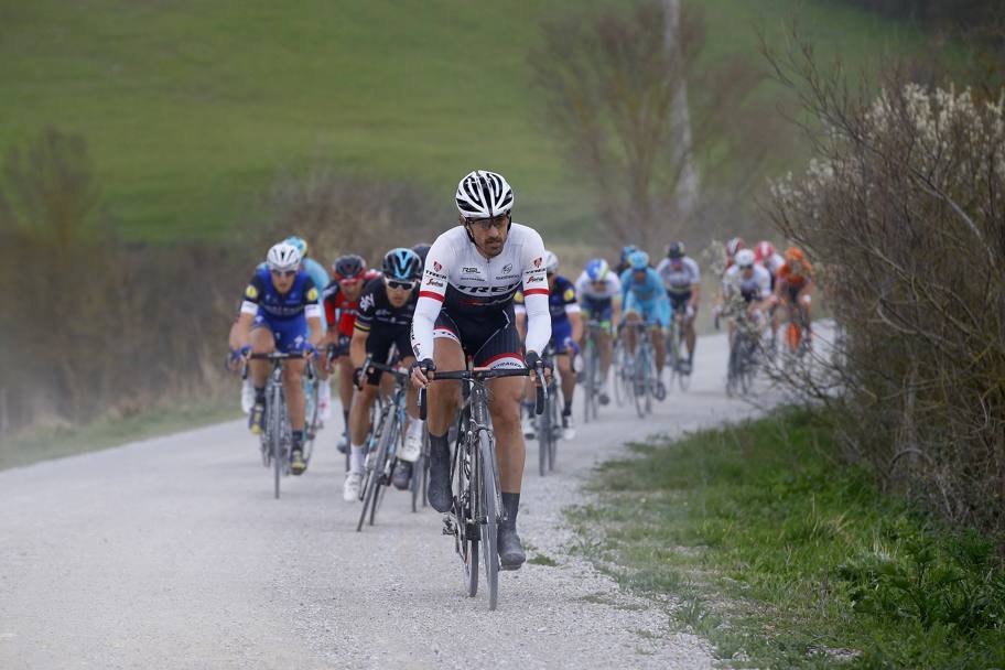 Altro scenario, stesso fascino. Strade Bianche 2016, Fabian Cancellara controlla il gruppo sullo sterrato e va a vincere per la terza volta la corsa senese. Dal prossimo anno, il settore numero sei sar intitolato allo svizzero. Bettini